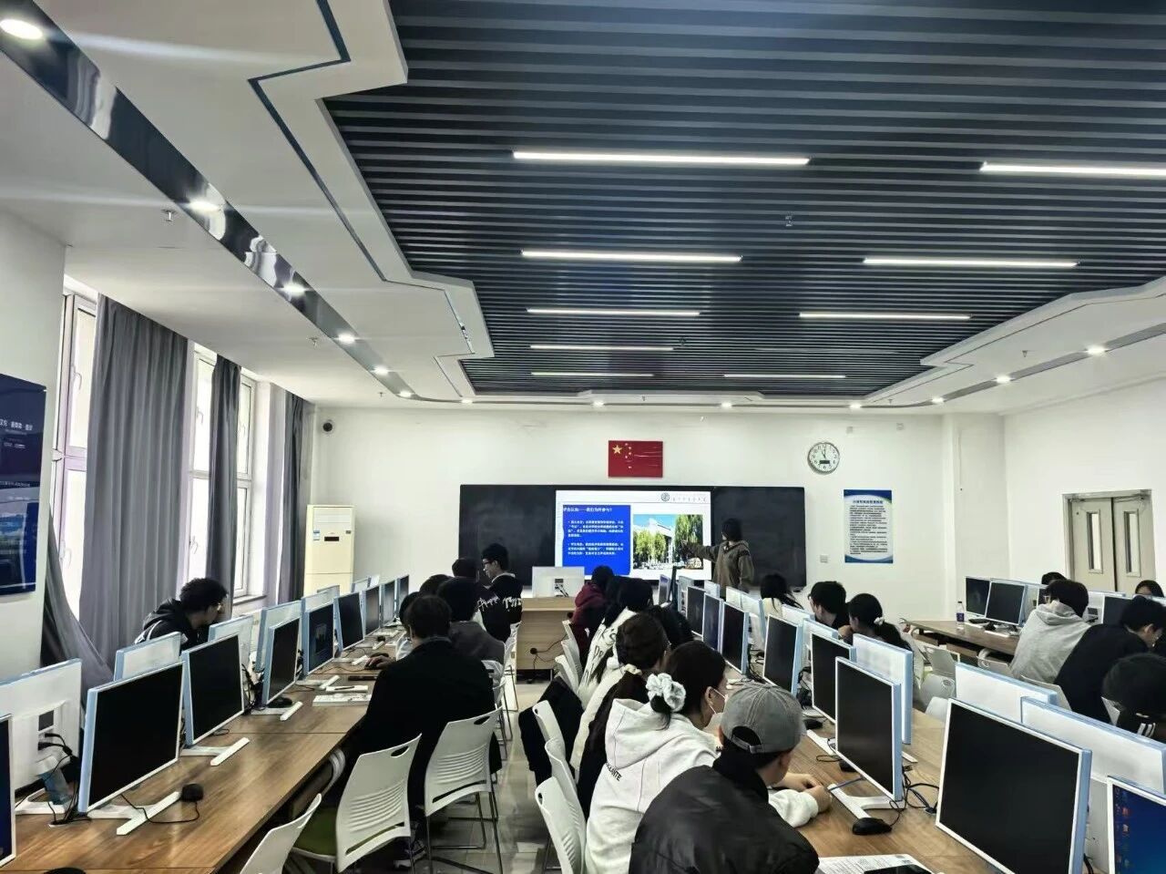 計(jì)算機(jī)與信息技術(shù)學(xué)院網(wǎng)絡(luò)遠(yuǎn)程技術(shù)教育 連接未來的智慧橋梁